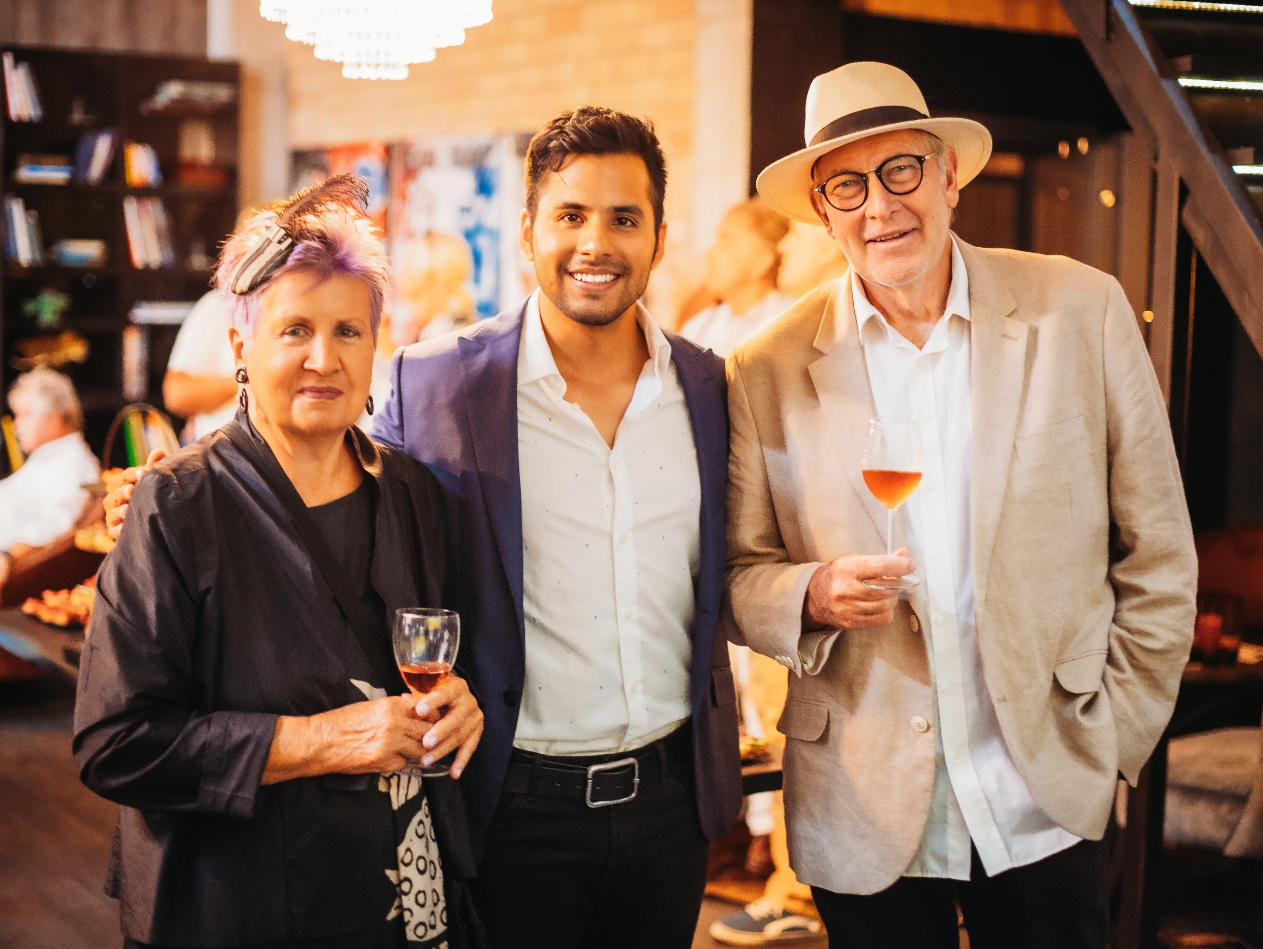 Guests with wine glasses at Aurum Lounge Mallorca event