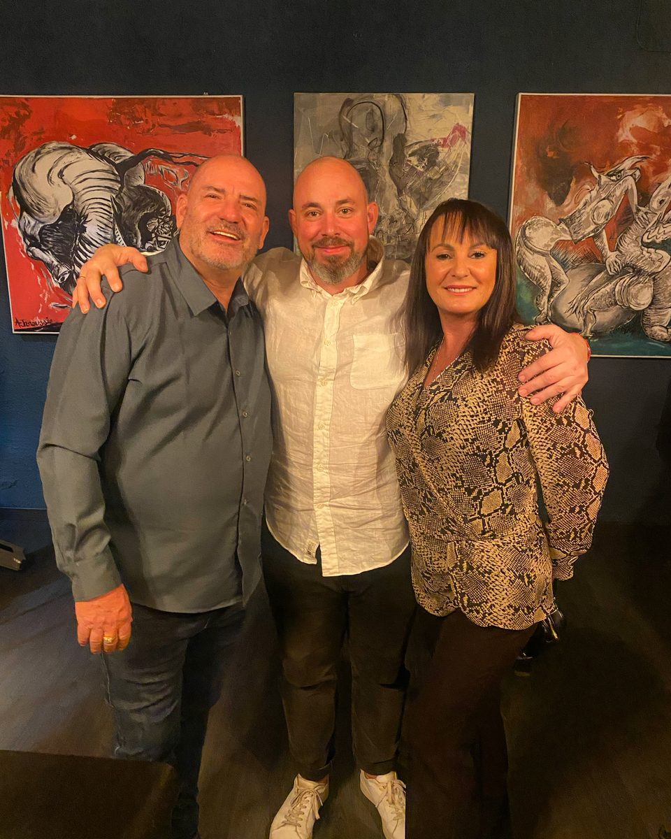 Friends in front of art exhibition at Aurum Lounge Port Andratx