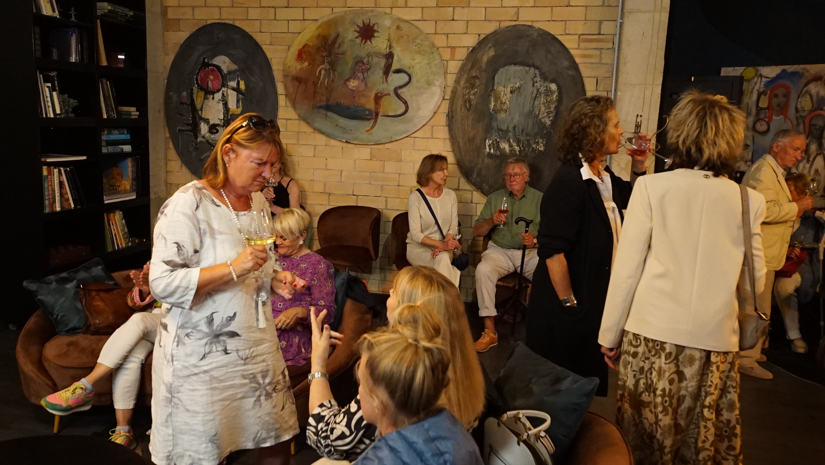 Wine tasting with art at Aurum Lounge